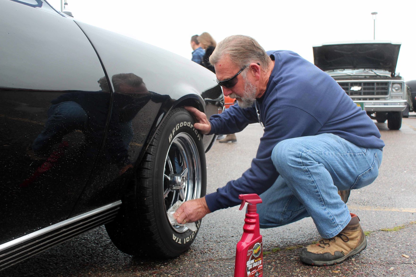 Jerry cleans tires